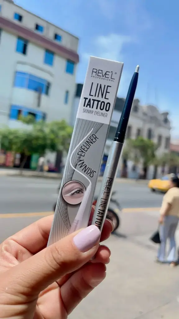 Delineador blanco retractil Revel SH-594