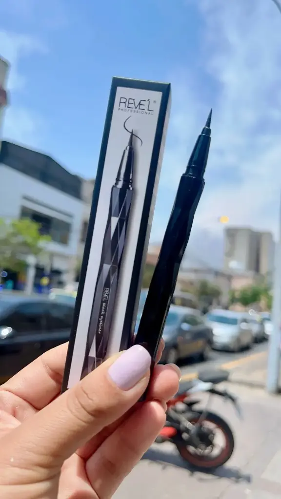 Delineador negro labrado Revel SH-601
